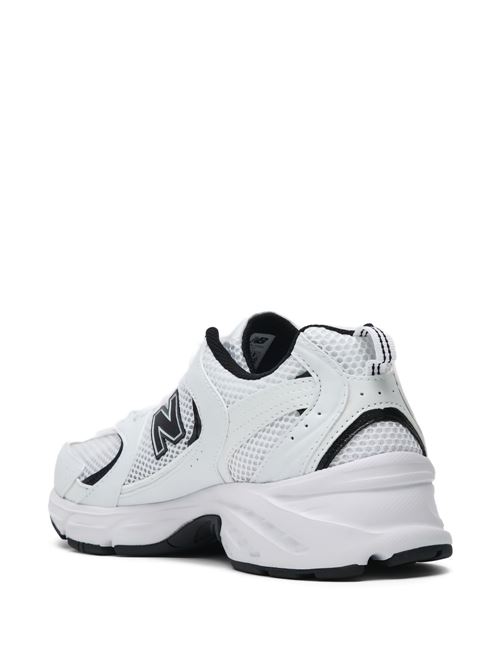Sneaker bianca di NEW BALANCE caratterizzata da logo laterale a contrasto nero, suola segmentata e lacci. NEW BALANCE | MR530EWBMUNSELLWHITE